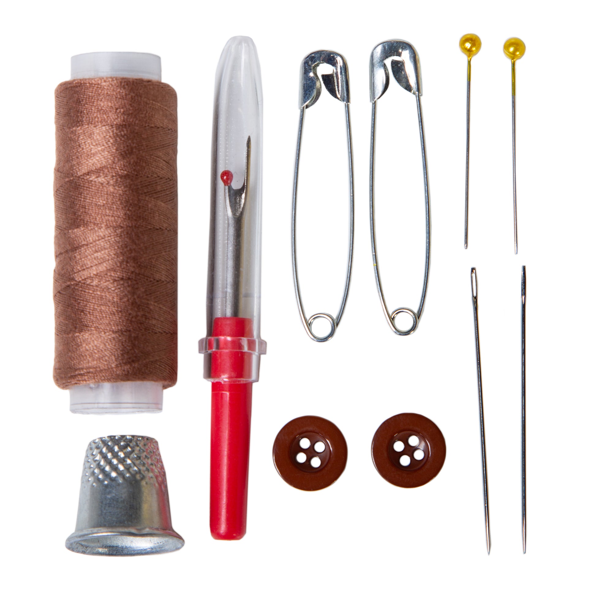 Detail van het mini naaiset in gemengde kleuren - Essentiële accessoires voor het snel repareren van outdooruitrusting.